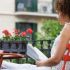 Mobilierul pentru balcon: plastic sau lemn?