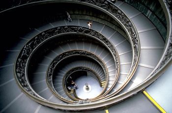 scara in spirala dubla de la muzeul Vatican