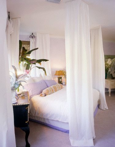 dormitor cu pereti albi si diferite accente decorative