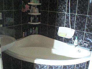 O baie foarte mic.(negru cu alb)