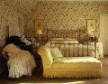 dormitor alb pat fier cu motive florale