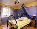 dormitor in albastru-galben cu pat de fier