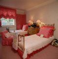 dormitor paturi gemene alb si roz