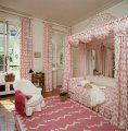 dormitor roz baldachin perdele