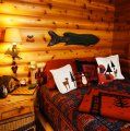 dormitor rustic cu forma de peste si lemn