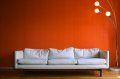 sofa alba in living rosu