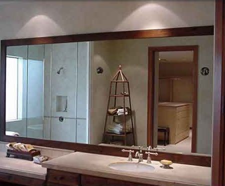 Cum cureti eficient oglinda din baie
