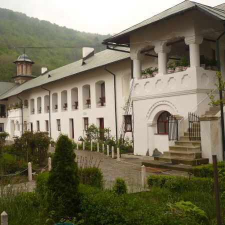 curte manastire