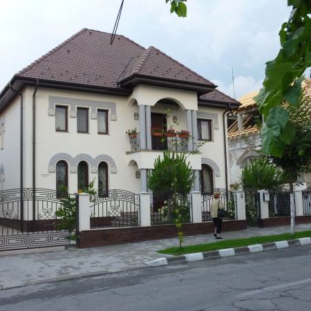 Casa noua in stil neoromanesc