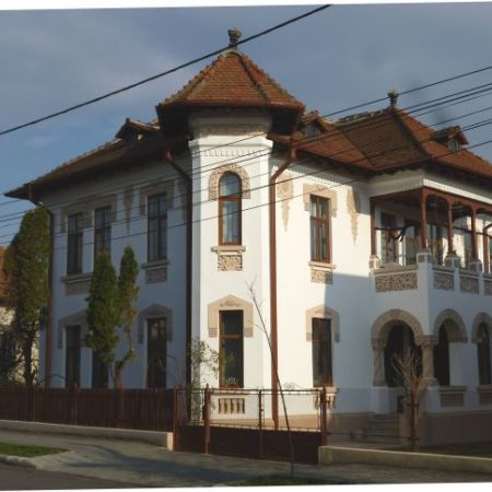 Casa veche in stil neobrancovenesc (restaurata)