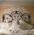 dormitor pat metal broderii