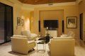 doua canapele opuse in living