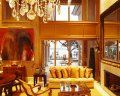 interior decorat in culori deschise, intense