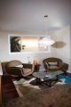 interior minimalist, cu accente retro