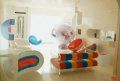 living  cu mobila din plexiglas colorat