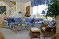 living cu accente textile alb-albastre