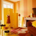 living modern, cu pereti vopsiti in dungi