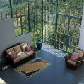 living modern cu perete de sticla