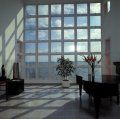 living modern cu perete de sticla 2
