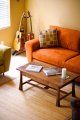 living modern cu podea de lemn