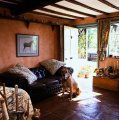 living stil cottage cu pereti rosii